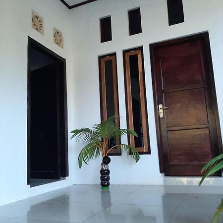 Riung Tiga Empat Tujuh Guesthouse Exterior foto