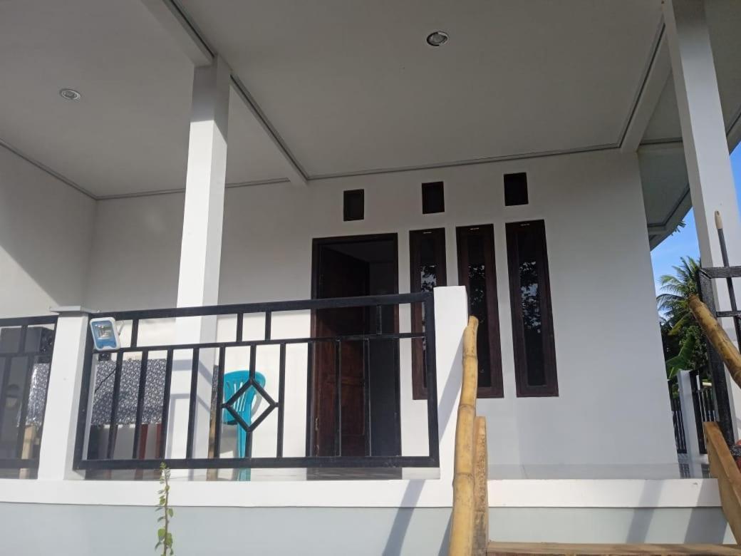 Riung Tiga Empat Tujuh Guesthouse Exterior foto